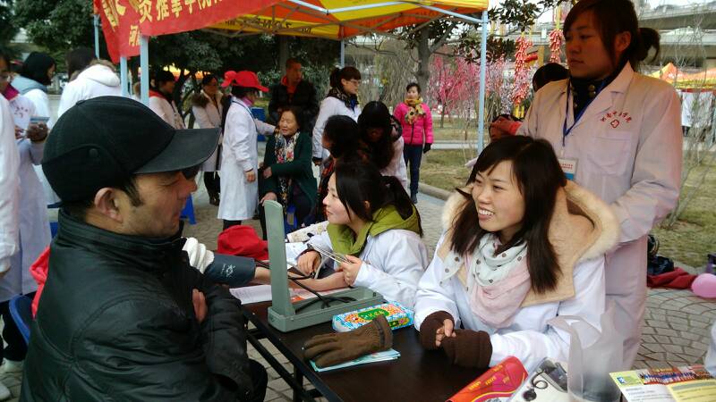 我校志愿者在紫荆山广场开展义诊活动
